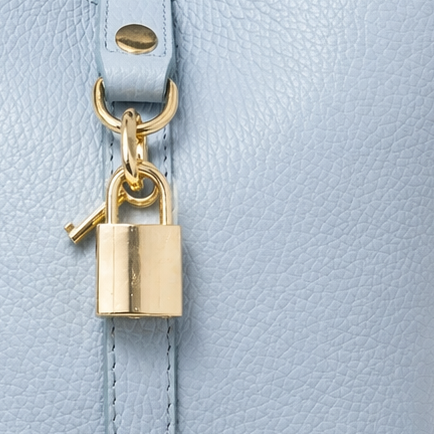 SALMA Bolso de piel azul bebé