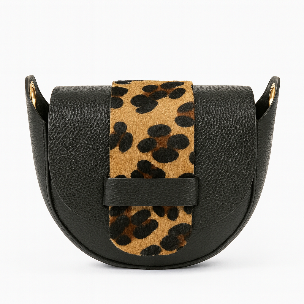 Bolso De Bandolera De Piel Pequeño De Colores Y Con Solapa Imitando La Piel De Leopardo. Con Tres Compartimentos Interiores