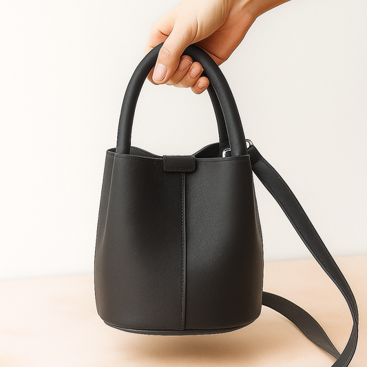 MILÁN Bolso de piel tipo bombonera negro