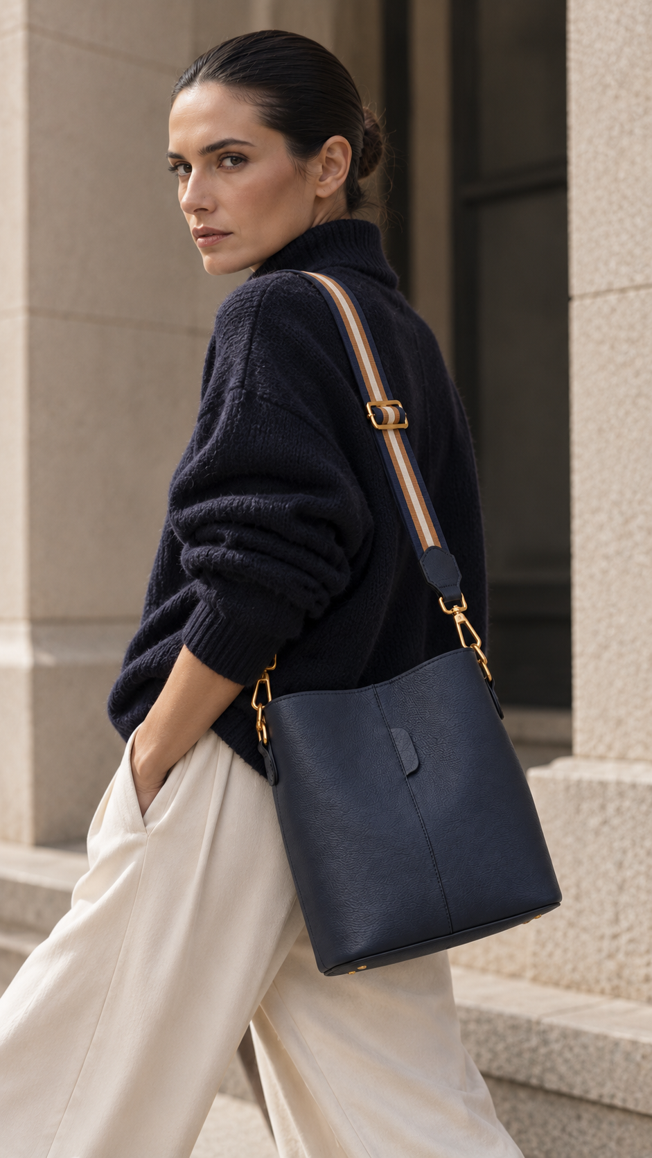 NERA Bolso tipo saco de piel con bolso interior marino